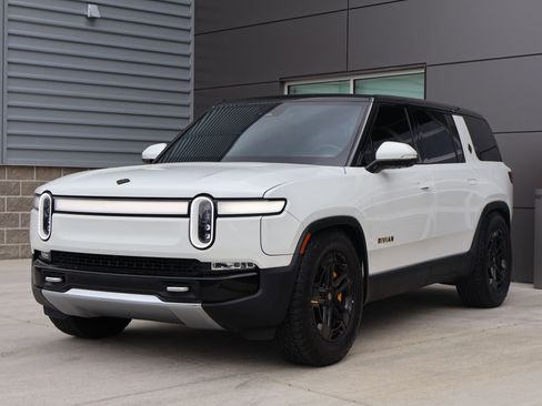 Used 2023 Rivian R1S Adventure image 1