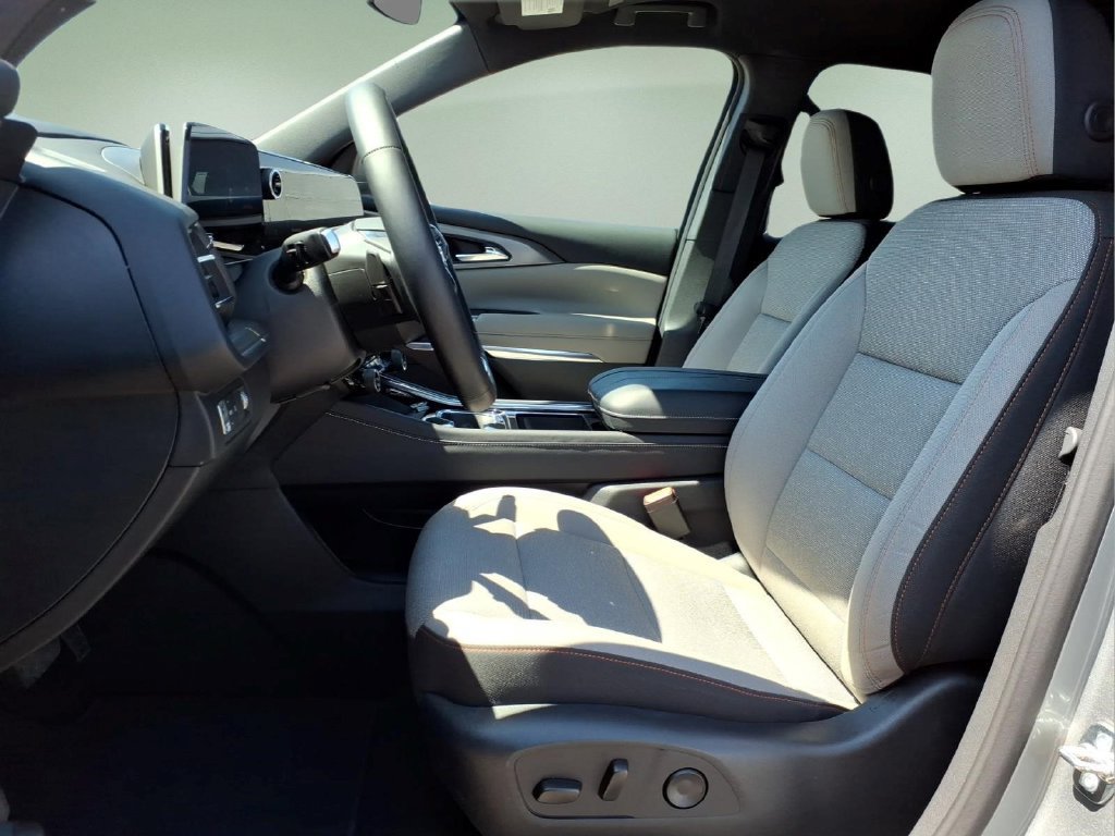 Certified 2025 Chevrolet Traverse LT FWD image 2