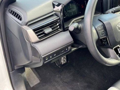 Used 2025 Toyota Camry SE image 11