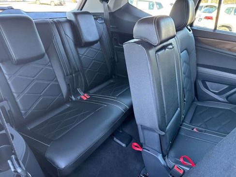 Certified 2025 Volkswagen Atlas SE image 32