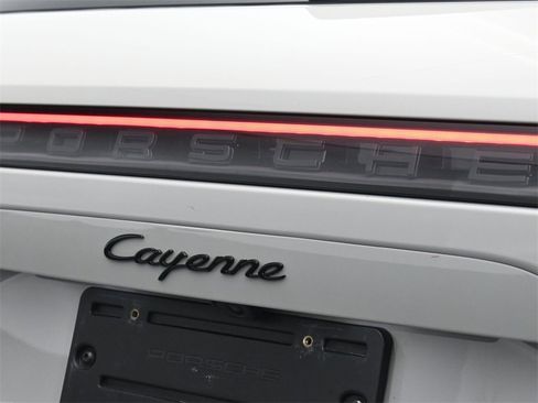 Used 2023 Porsche Cayenne Platinum Edition image 21