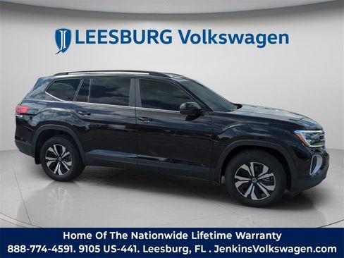 Used 2025 Volkswagen Atlas SE image 2
