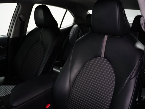 Used 2023 Toyota Camry SE image 13