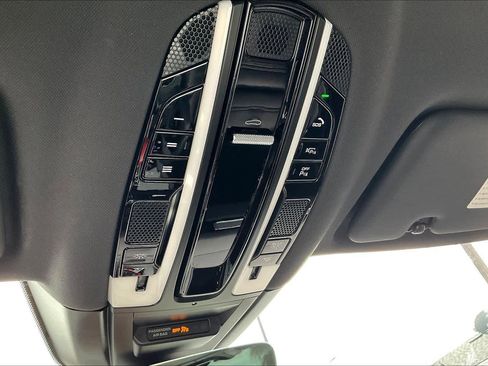 Used 2023 Porsche Cayenne Coupe image 35