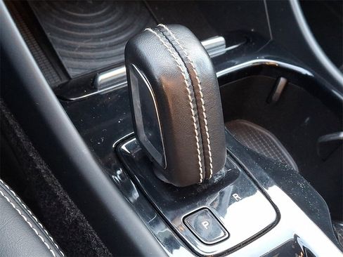 Used 2019 Volvo XC40 T5 R-Design image 15