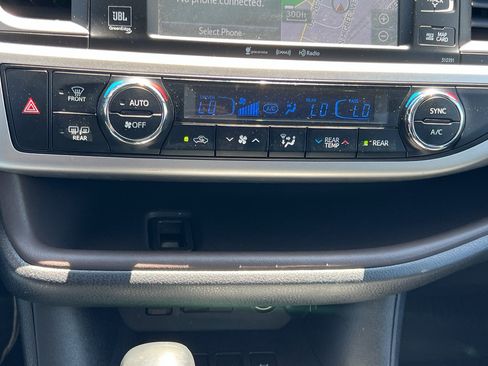 Used 2019 Toyota Highlander Limited Platinum AWD/4WD image 18