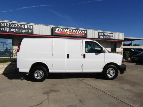 Used 2018 Chevrolet Express 3500 w/ Driver Convenience Package image 5