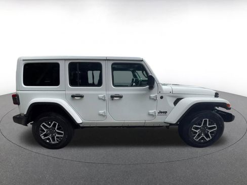 Used 2025 Jeep Wrangler Unlimited Sahara AWD/4WD image 16