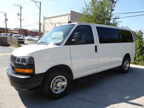 Used 2018 Chevrolet Express 3500 LS image 3