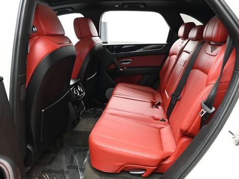 Used 2018 Bentley Bentayga image 17
