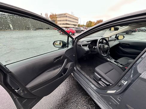 Used 2025 Toyota Corolla LE image 8