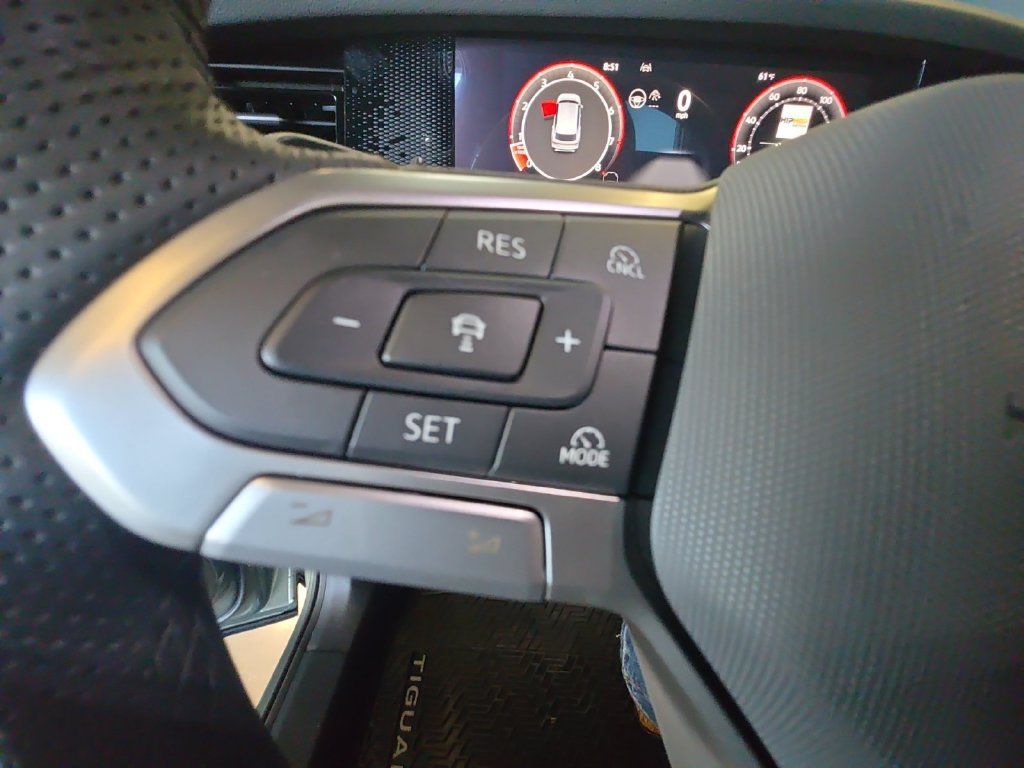 Used 2026 Volkswagen Tiguan SE R-Line AWD/4WD image 26