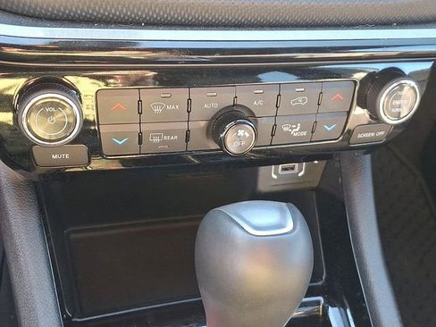 Used 2024 Jeep Compass Trailhawk w/ Trailhawk Convenience Group AWD/4WD image 15