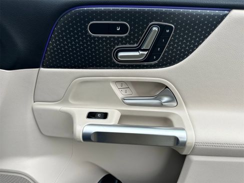New 2025 Mercedes-Benz GLB 250 4MATIC image 18