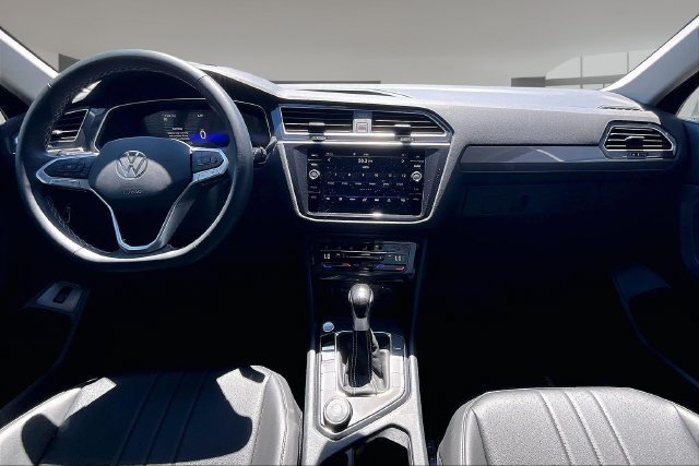 Used 2024 Volkswagen Tiguan SE w/ Panoramic Sunroof Package AWD/4WD image 7