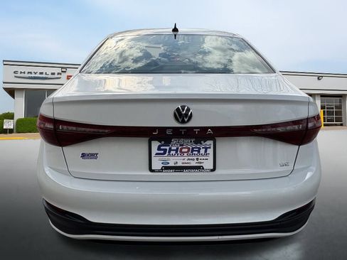 Used 2025 Volkswagen Jetta SE image 4