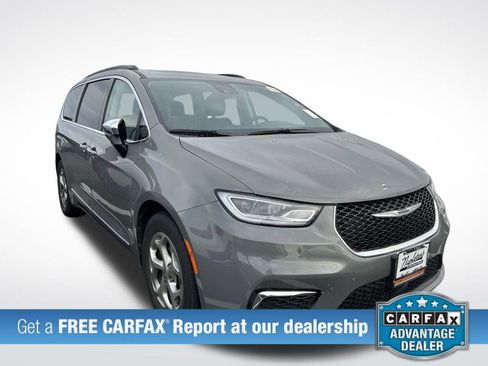Used 2023 Chrysler Pacifica Limited image 2