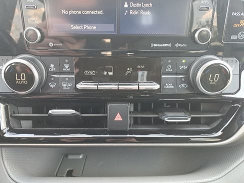 Used 2020 Toyota Highlander XLE AWD/4WD image 23