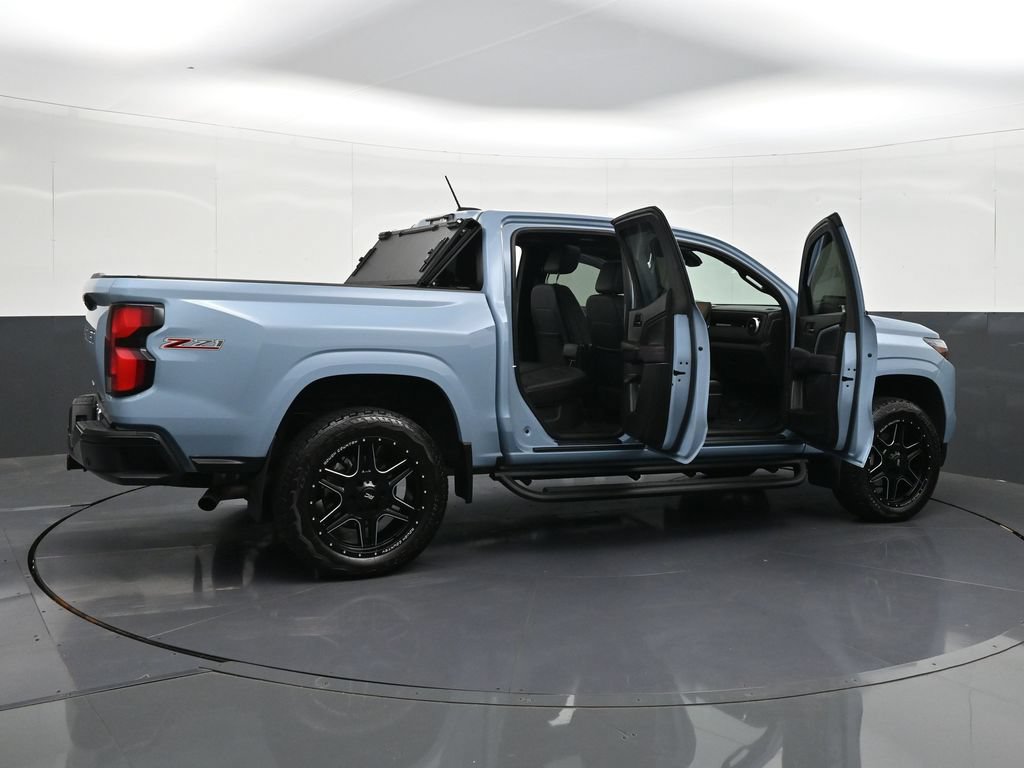 Used 2025 Chevrolet Colorado Z71 w/ Technology Package AWD/4WD image 40