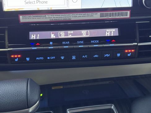 Used 2024 Toyota Sienna Limited image 14