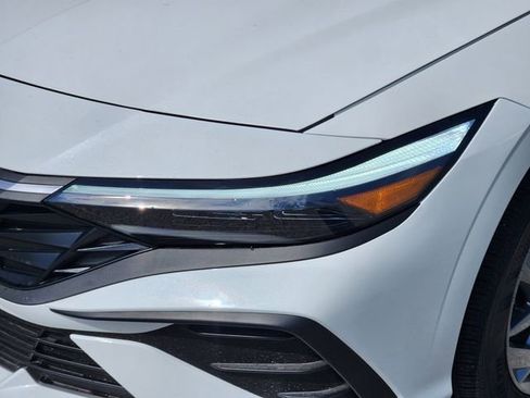 Used 2025 Hyundai Elantra Hybrid FWD image 6