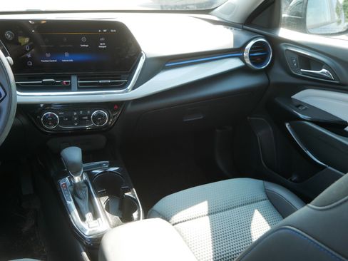 Used 2025 Chevrolet Trax LT FWD image 11
