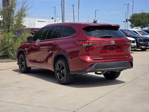 Used 2020 Toyota Highlander XLE FWD image 3