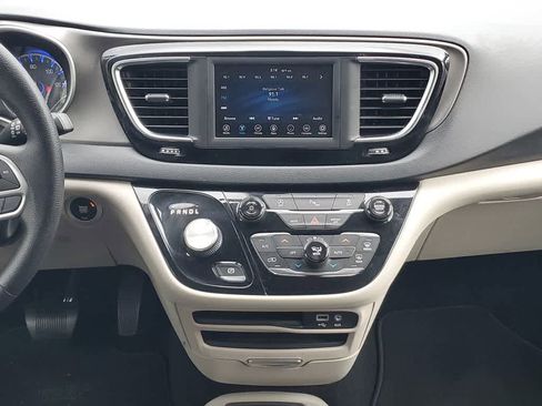 Used 2020 Chrysler Pacifica Touring w/ Tire & Wheel Group image 14