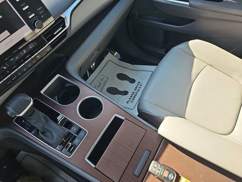 Used 2022 Toyota Sienna XLE image 29