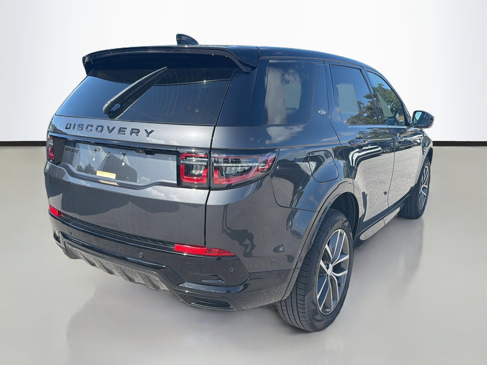 Used 2025 Land Rover Discovery Sport Dynamic SE AWD/4WD image 5
