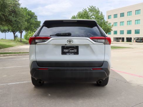 Used 2019 Toyota RAV4 LE FWD image 6