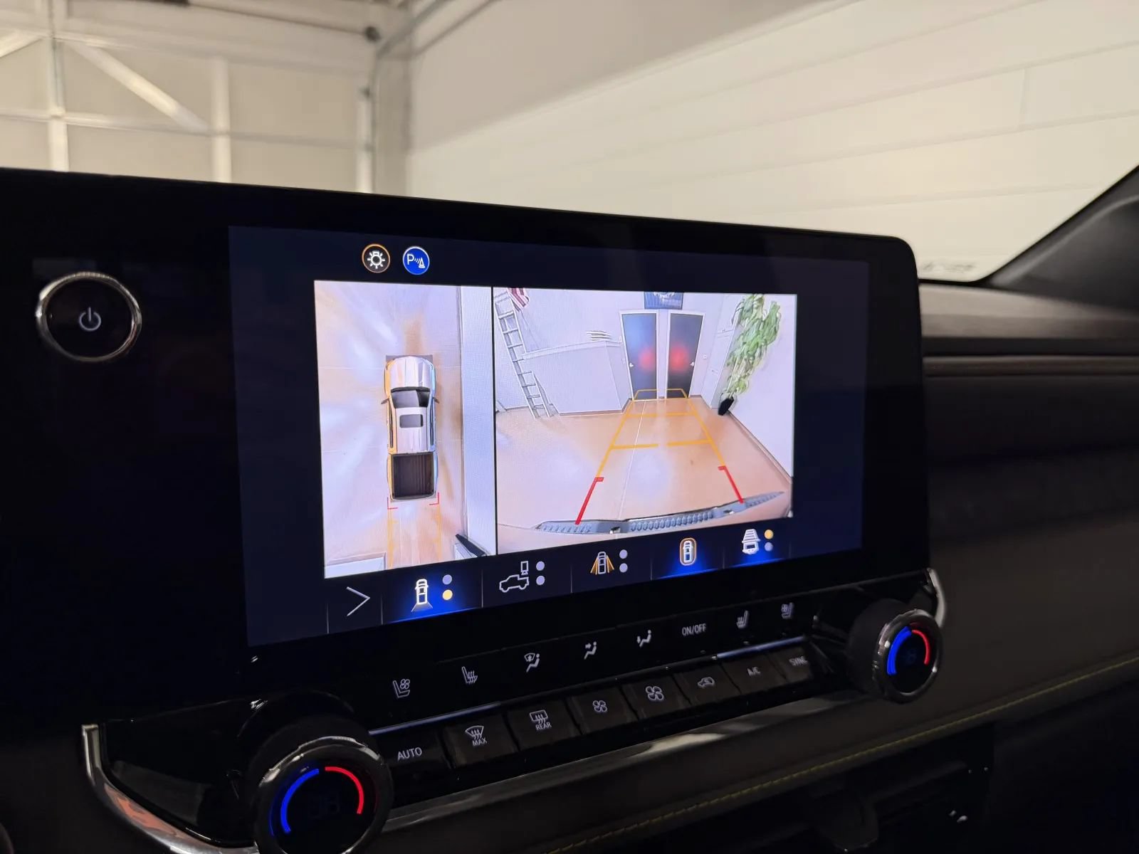 Used 2025 Chevrolet Colorado ZR2 w/ Technology Package AWD/4WD image 27