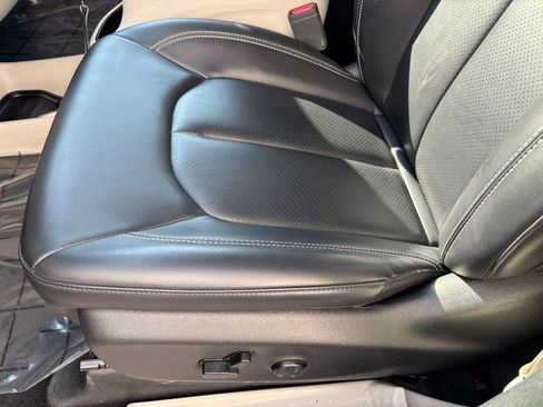Used 2023 Chrysler Pacifica Touring-L FWD image 21