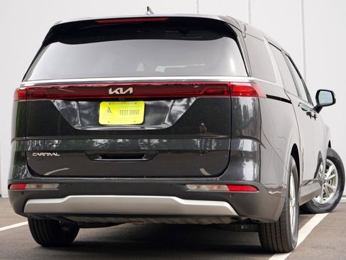 Used 2023 Kia Carnival LX FWD image 4