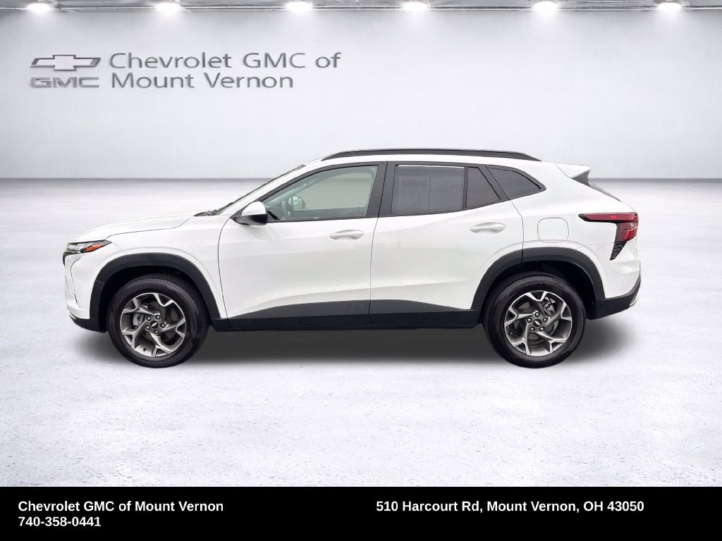 Used 2025 Chevrolet Trax LT FWD image 2
