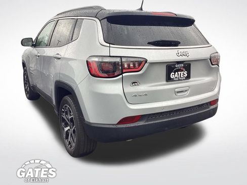 Used 2025 Jeep Compass Limited AWD/4WD image 9