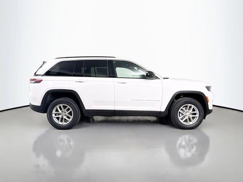 New 2025 Jeep Grand Cherokee Laredo image 8