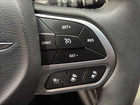 Used 2023 Chrysler Pacifica Touring-L AWD/4WD image 27