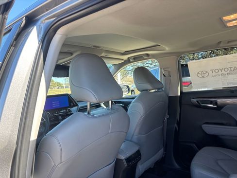 Certified 2025 Toyota Highlander Limited image 29
