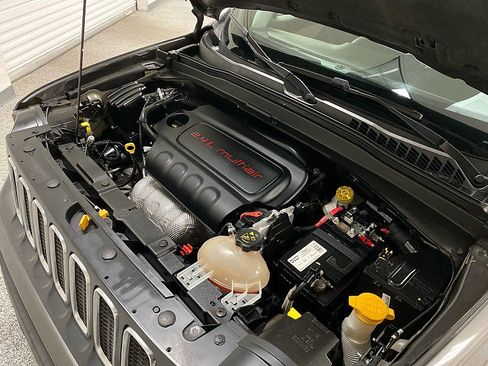 Used 2018 Jeep Renegade Latitude image 14