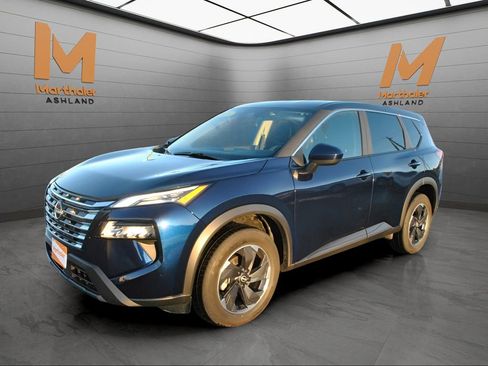 Used 2025 Nissan Rogue SV image 3