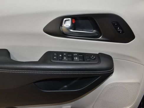 Certified 2024 Chrysler Pacifica Touring-L FWD image 26