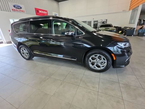 Used 2023 Chrysler Pacifica Limited FWD image 7