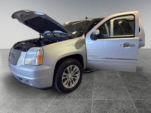 Used 2010 GMC Yukon Denali AWD/4WD image 9