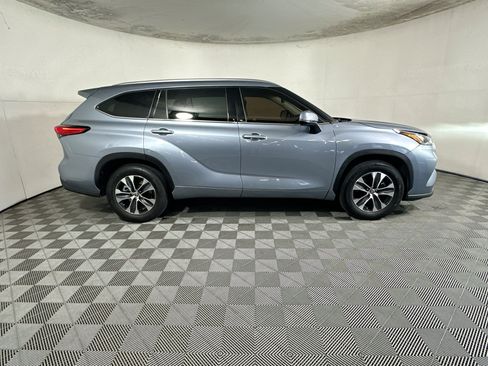Used 2020 Toyota Highlander XLE FWD image 2