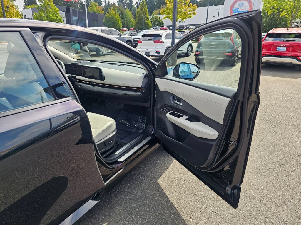 Used 2024 Nissan Ariya AWD image 29