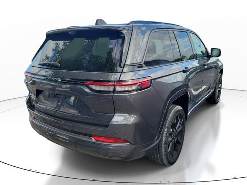 Used 2026 Jeep Grand Cherokee Limited image 5