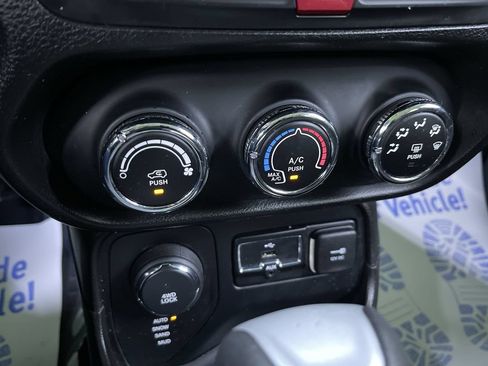 Used 2017 Jeep Renegade Latitude AWD/4WD image 24