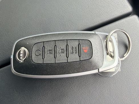Used 2025 Nissan Rogue SL AWD/4WD image 88