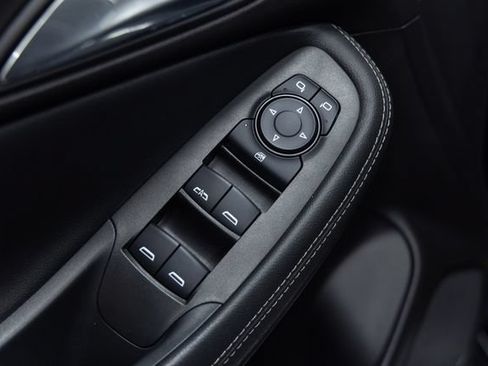 Used 2020 Buick Encore GX Essence w/ Experience Buick Package FWD image 12
